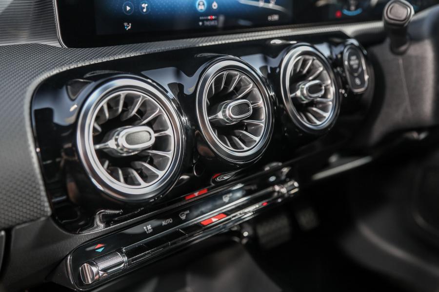 Детали интерьера Mercedes-Benz A250 AMG Line (W177) 2018 года  (MY) (фото 23 из 24)